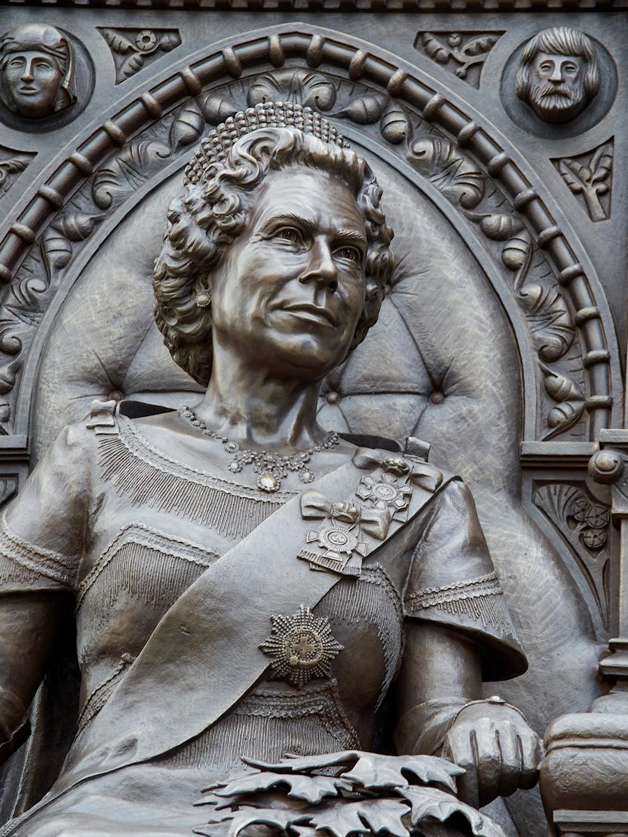 Queen Elizabeth sculpture